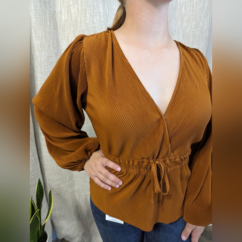 NWT🔥 Abercrombie and Fitch Size S Women's Rust Peplum Blouse